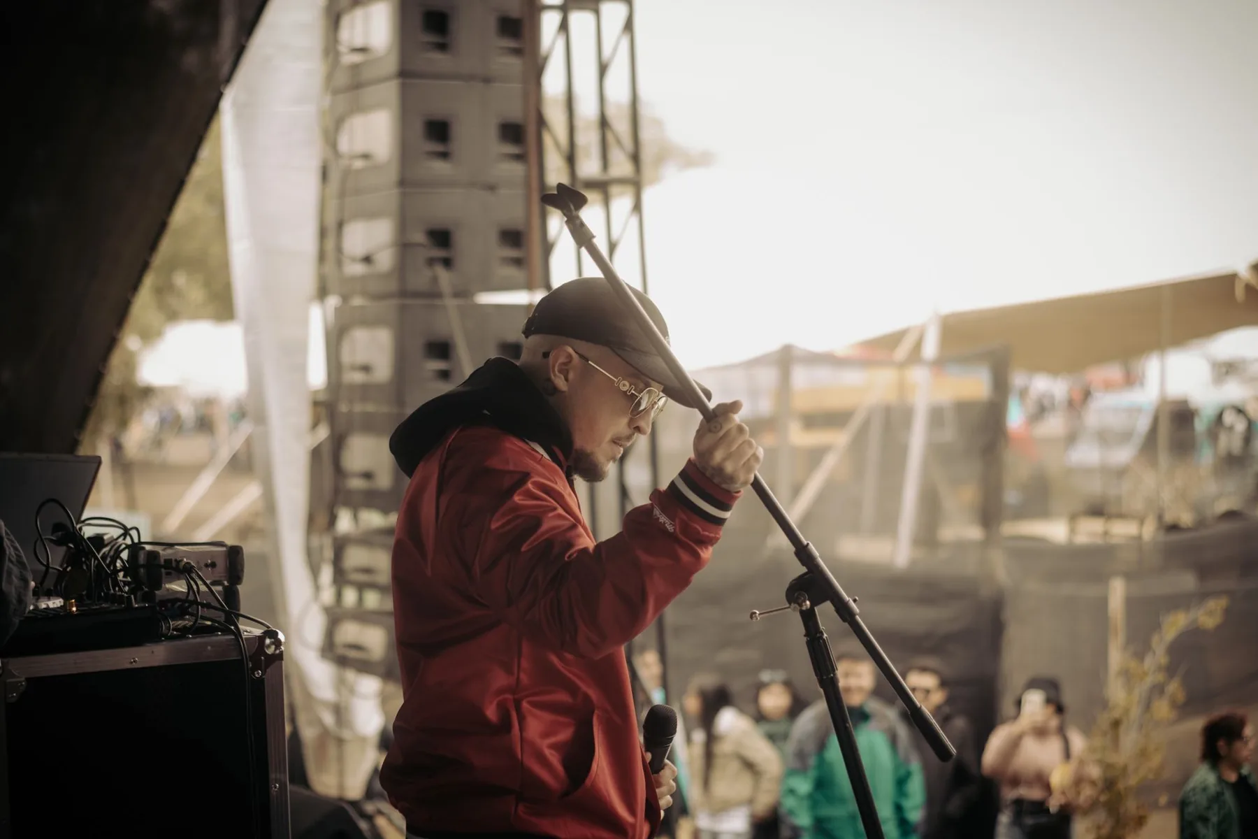 Chanteur sur scène avec microphone