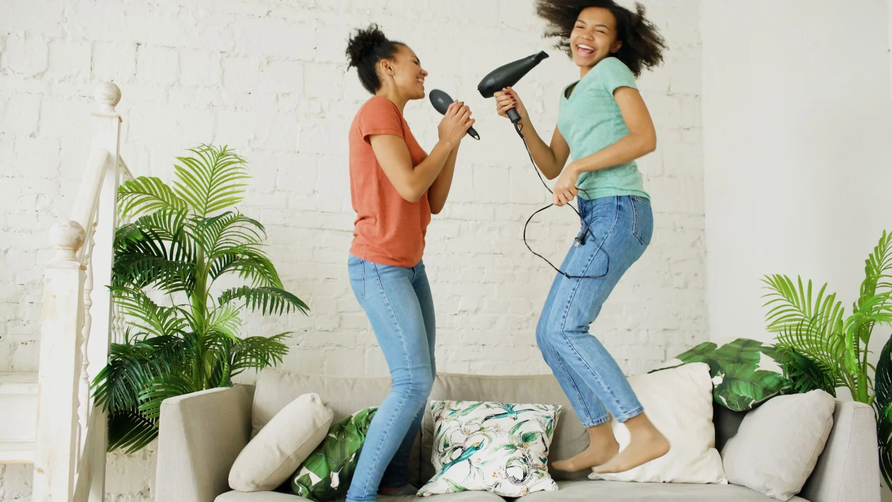Amies chantent fête karaoké maison