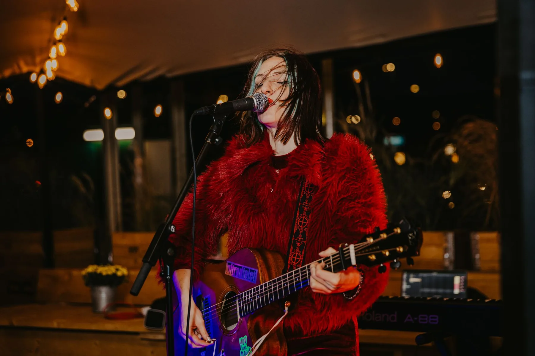 Chanteuse karaoké scène soirée anniversaire