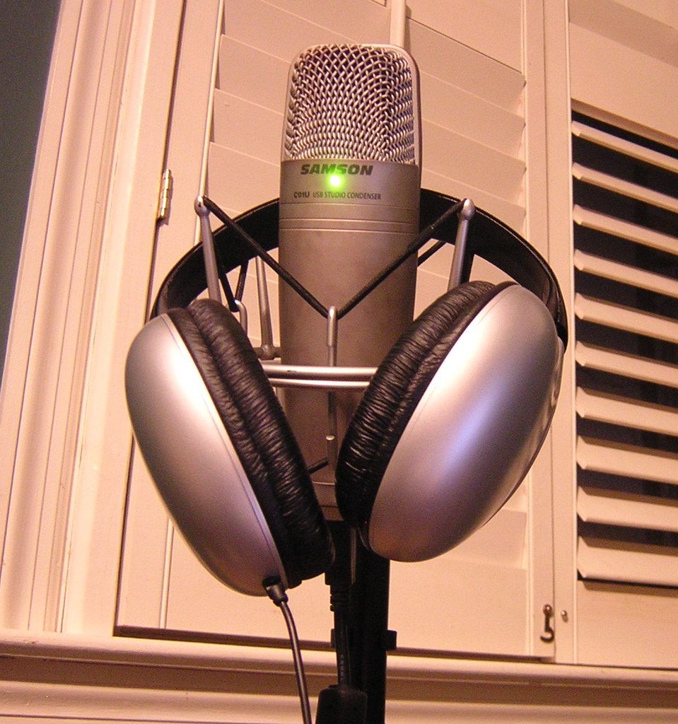 Party Karaoke Songs: How to Choose for Your Audience — karaoke illustration
