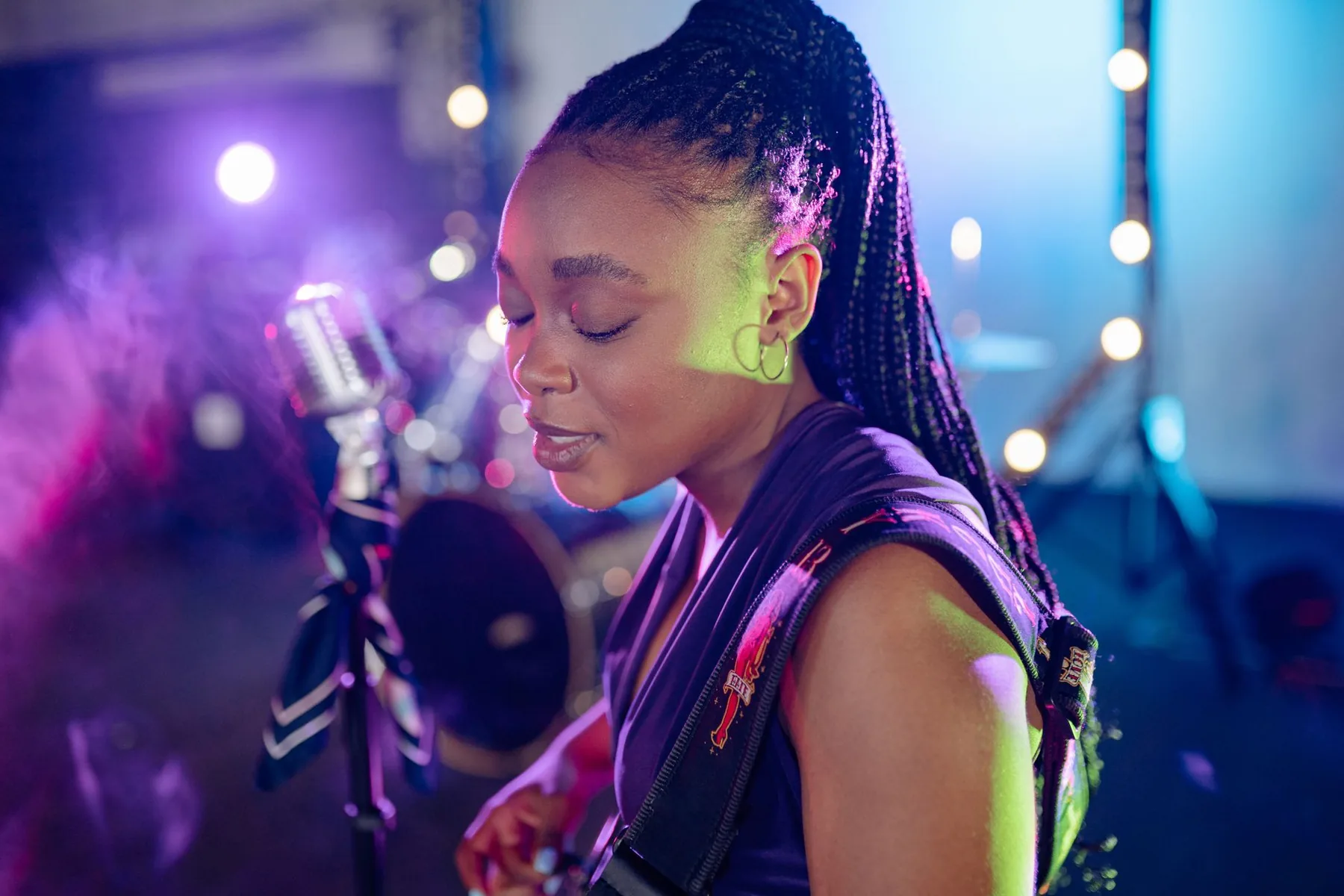Chanteuse sur scène au micro