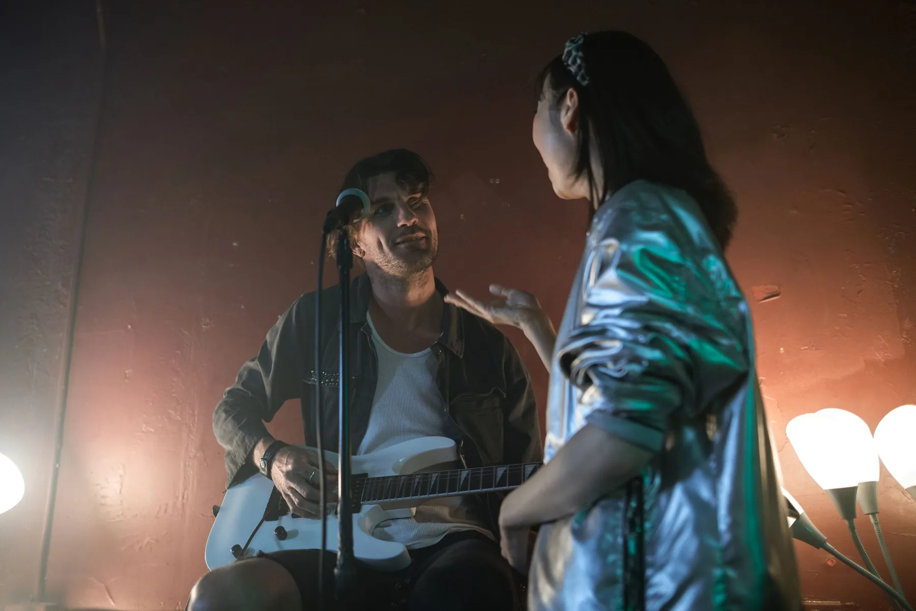 Duo musical sur scène avec micro Duo musical sur scène avec micro