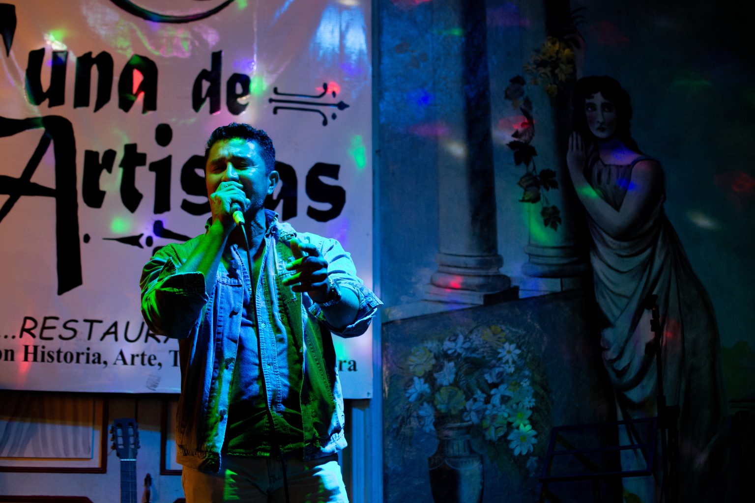 Soirée karaoké dans un bar avec micro et ambiance musicale