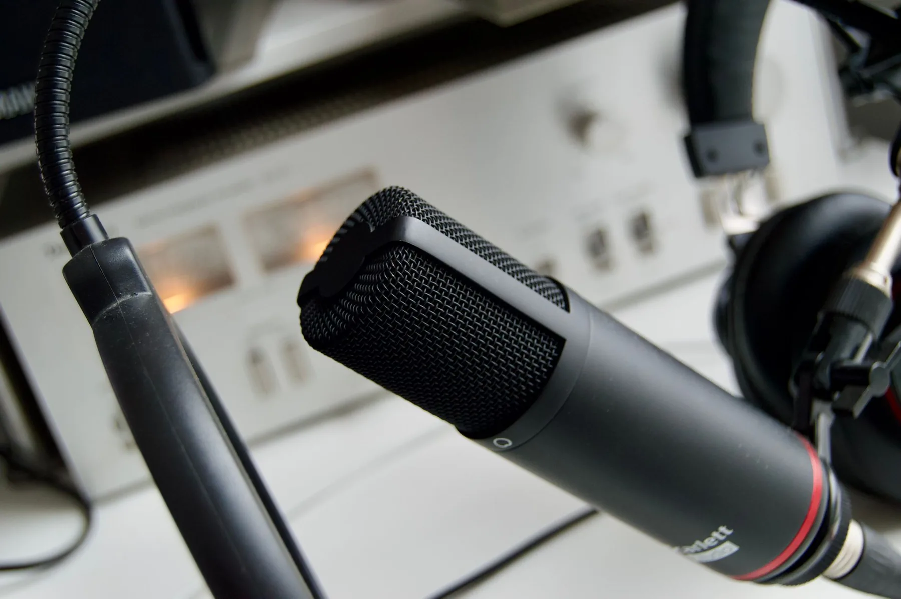 Micro de karaoké devant un écran en studio