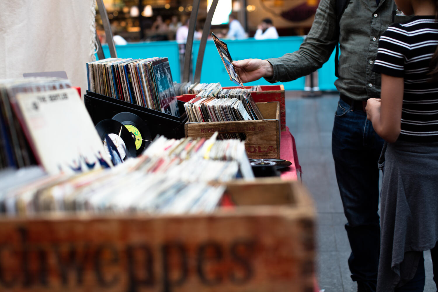 Personnes qui cherchent des vinyles dans des bacs