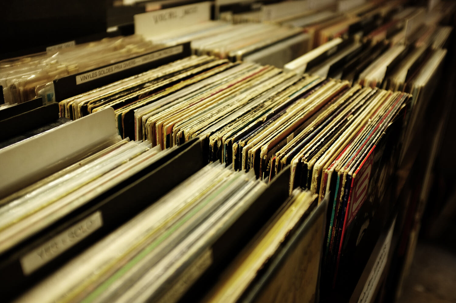 Bacs de disques vinyles dans un magasin