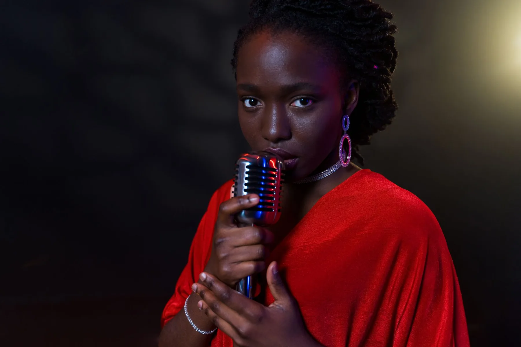 Chanteuse sur scène avec micro Chanteuse sur scène avec micro