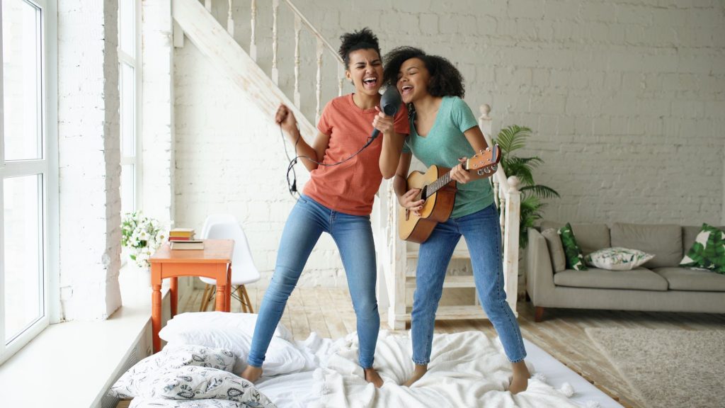 Karaoke in Nantes: where to sing with friends and book easily