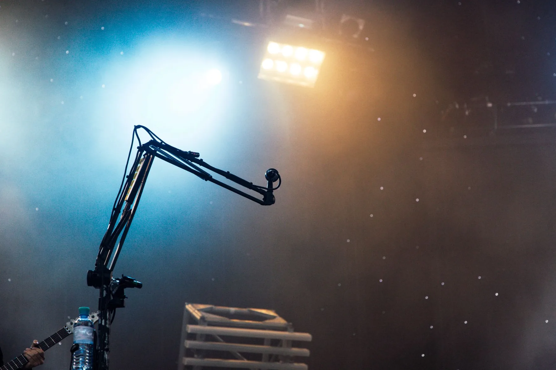 Microphone de scène sous projecteurs