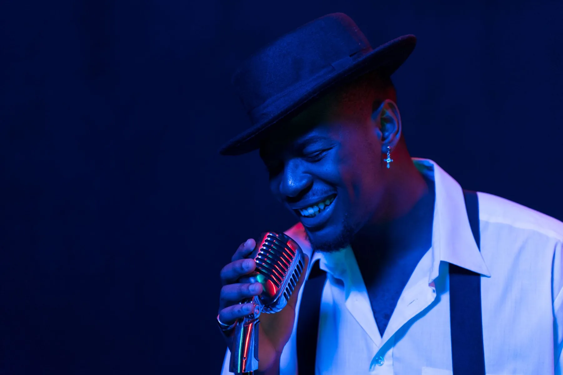 Chanteur au microphone façon karaoké