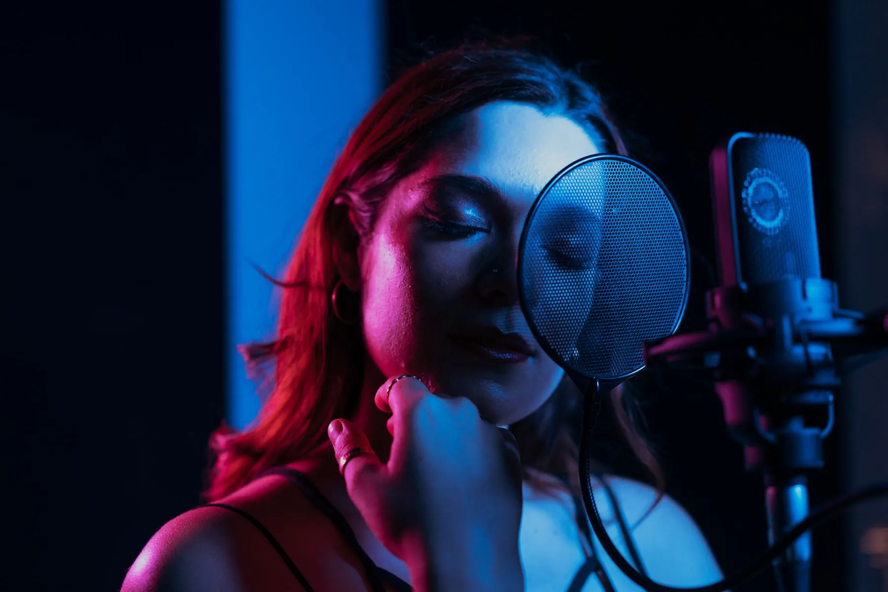 Chanteuse au micro en studio Chanteuse au micro en studio