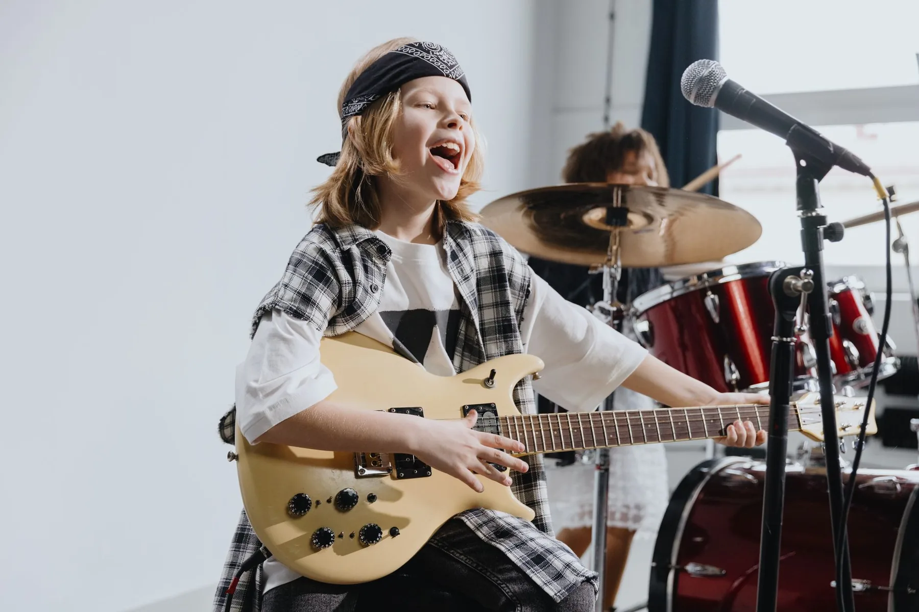 Jeunes musiciens chantant en répétition
