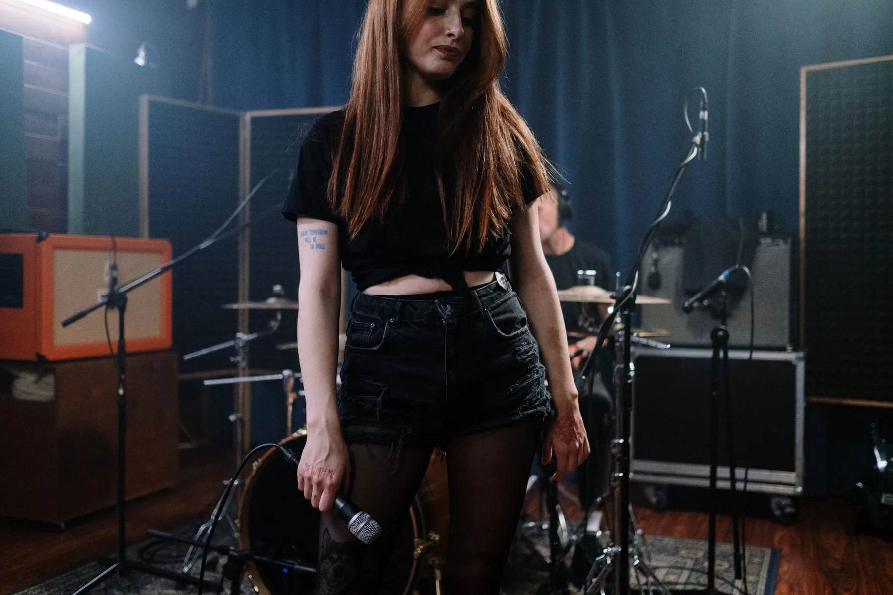 Chanteuse avec micro sur scène